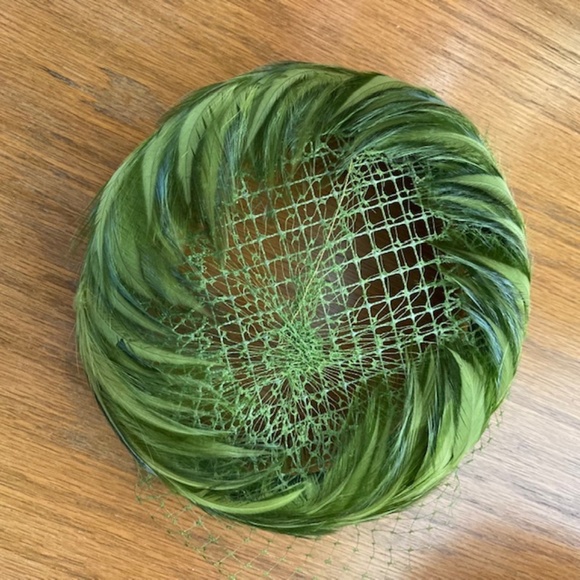 VINTAGE green feather hat with netting - Picture 6 of 6